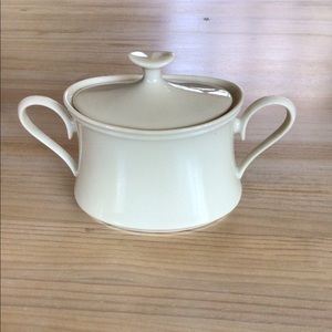 Lenox Sugar Bowl Classic Handles Lid Neutral Color